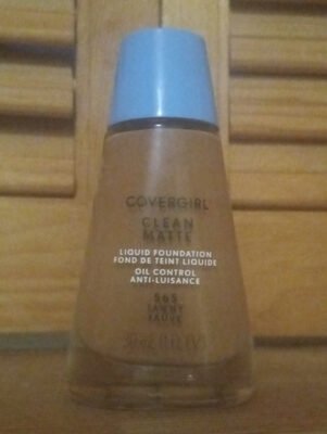 Covergirl Clean Matte Liquid Foundation / Oil Control / 565 Tawny